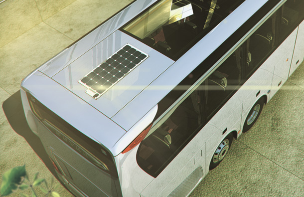 Vista aérea de um ônibus fretado com painel solar ThermoLite