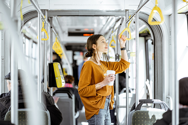 Pessoa em um ônibus se beneficiando da solução de purificação de ar da Thermo King